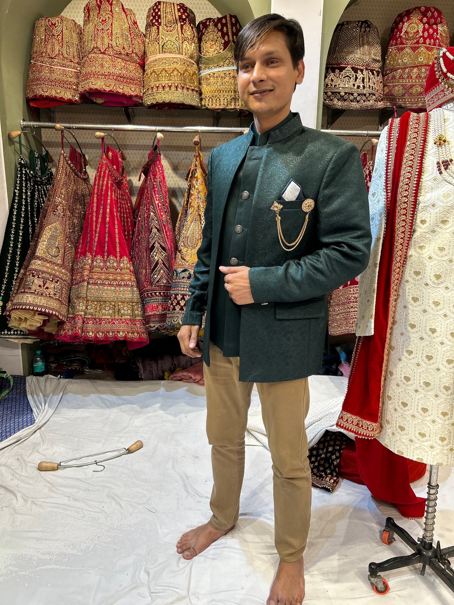 Impresionante chaqueta verde tipo sherwani para hombre