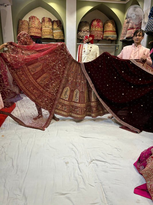 Lehenga roja con figura de pavo real de diseñador