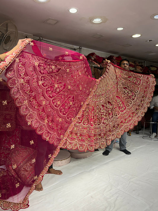 Lehenga roja hecha a mano y de diseño lujoso