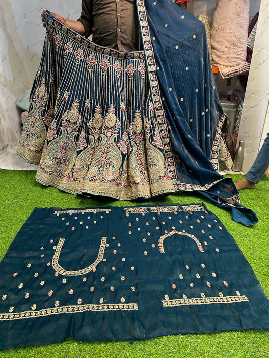 Hermosa lehenga azul pavo real