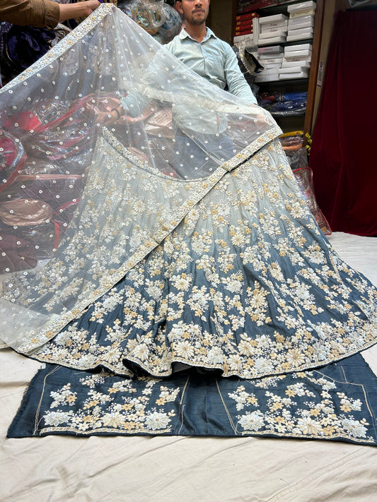 Fantástica lehenga de dos tonos en blanco y azul