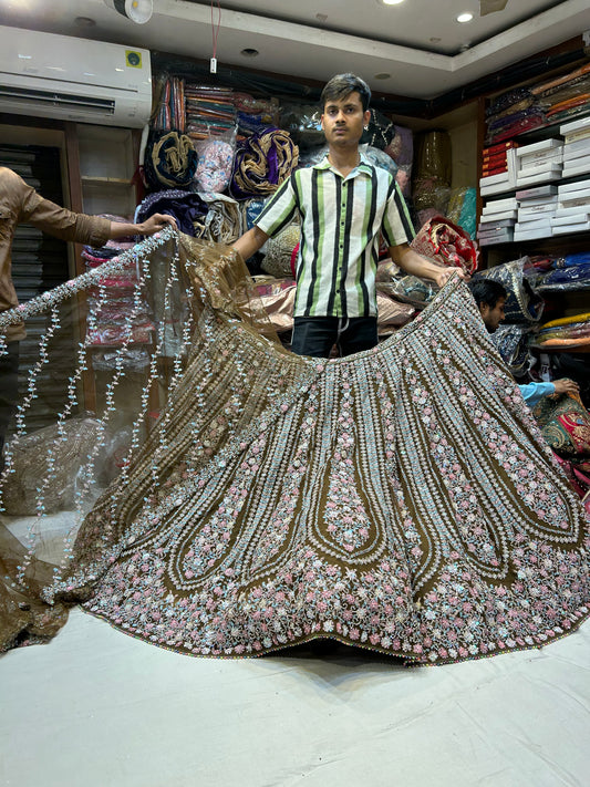 Preciosa lehenga de diseñador en color marrón rosado y cebolla