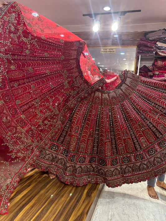 Impresionante lehenga nupcial de color rojo calado