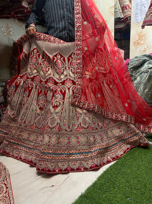 ¡Qué hermosa lehenga roja!