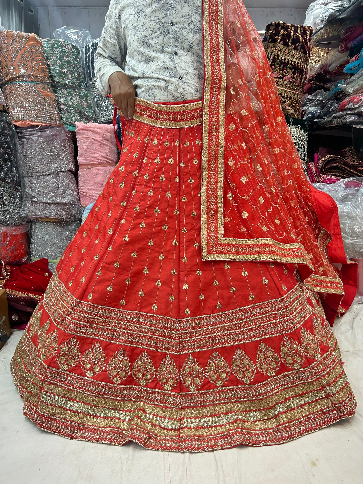 Preciosa lehenga de color rojo anaranjado