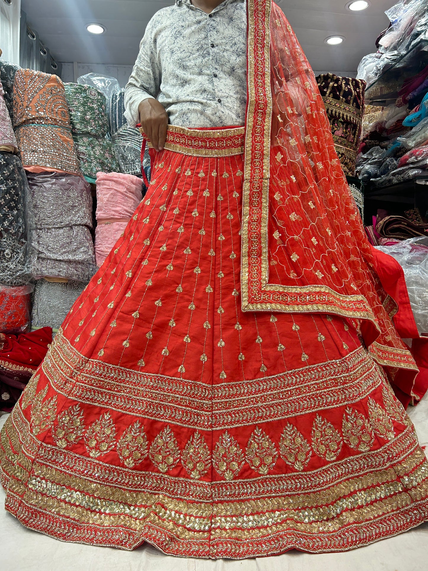 Preciosa lehenga de color rojo anaranjado