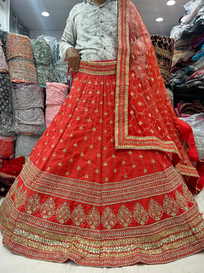 Preciosa lehenga de color rojo anaranjado