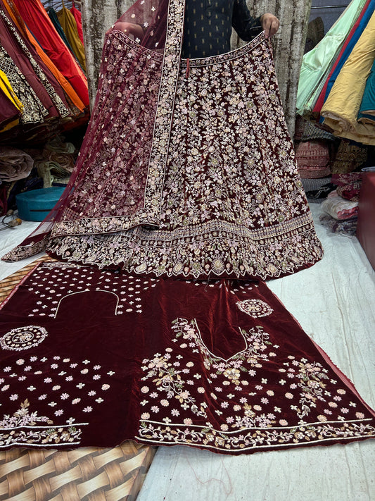 Lehenga nupcial de color granate hecha a mano