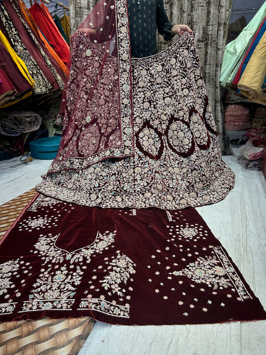 Lehenga nupcial color granate