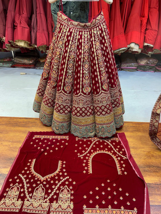 Lehenga elegante de color granate y bola roja