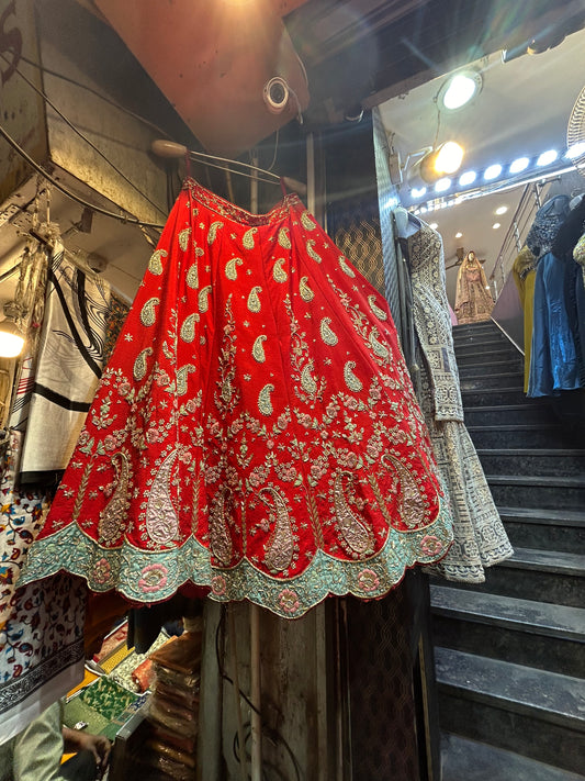 Lehenga roja con borde calado de diseñador