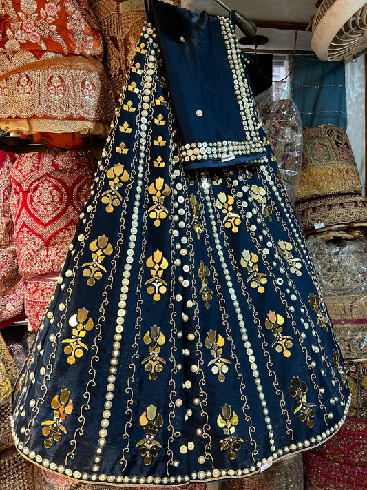 Impresionante lehenga azul del PDP en Delhi, India