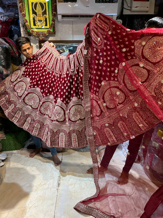 Impresionante lehenga de pavo real rojo