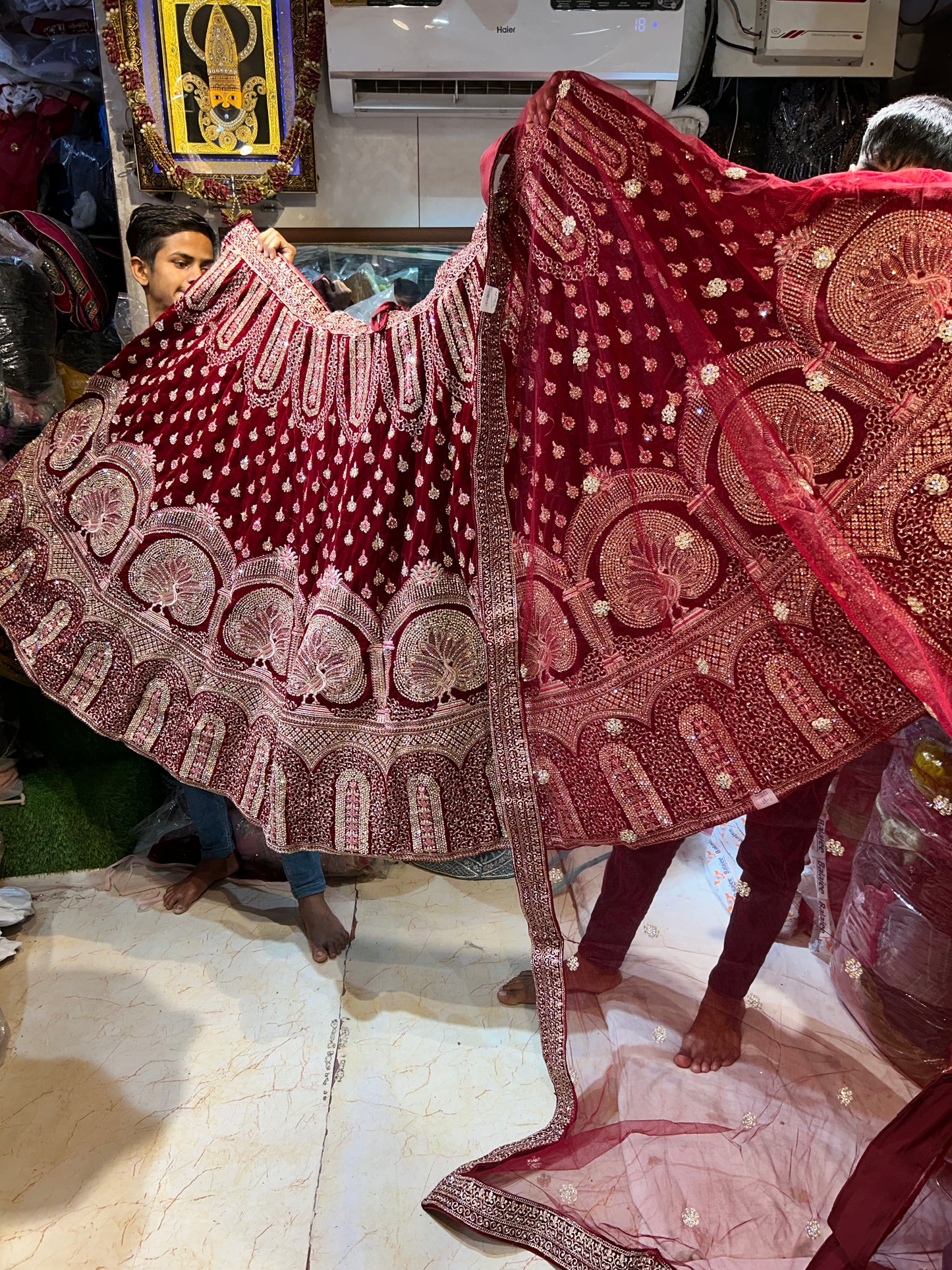 Impresionante lehenga de pavo real rojo