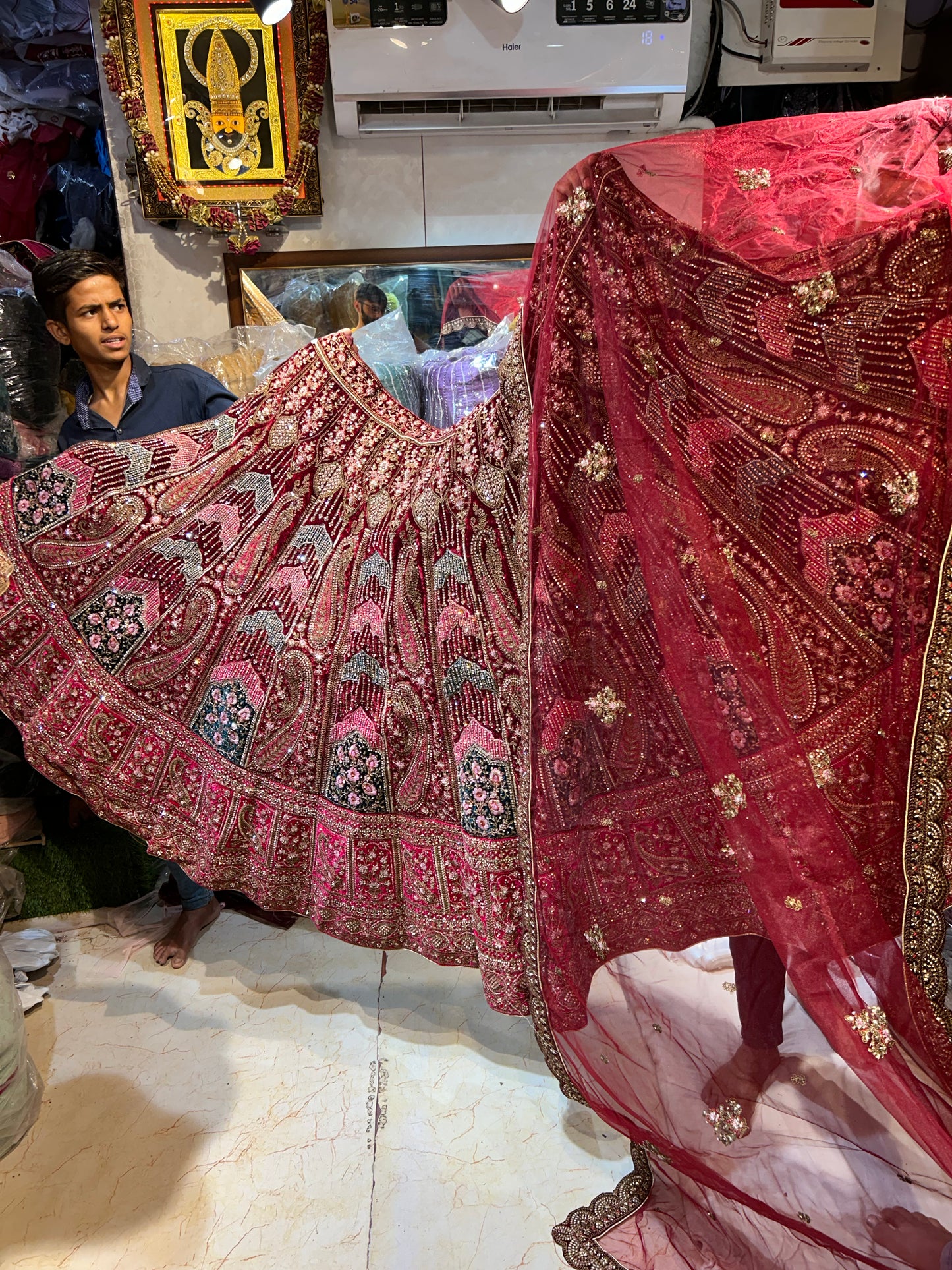 Impresionante lehenga rosa con estampados múltiples