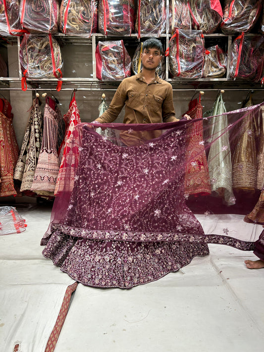 Lehenga de fiesta con un llamativo color vino