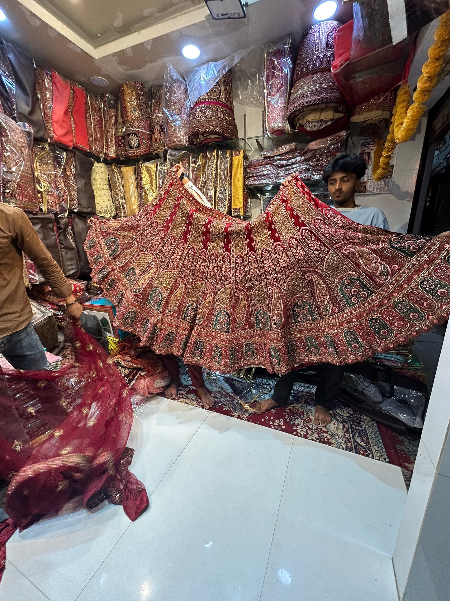 Lehenga de color rojo pavo real 😍