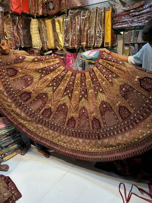 Fabulosa lehenga nupcial en color granate intenso 😍