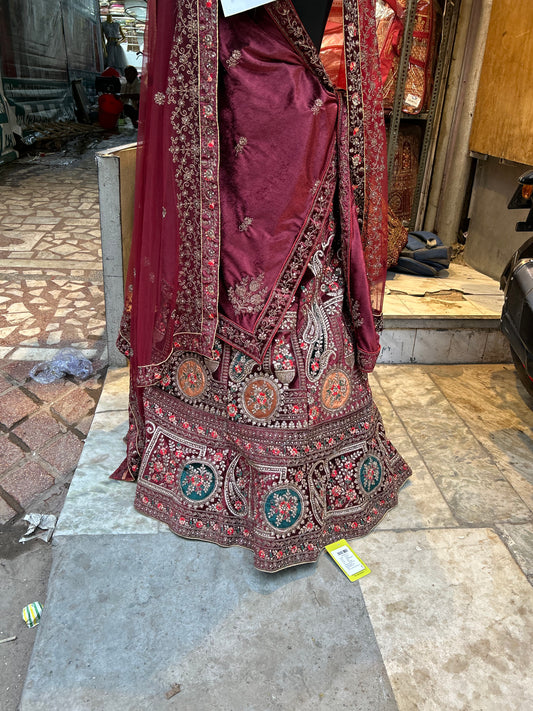 Fabulosa lehenga de novia roja