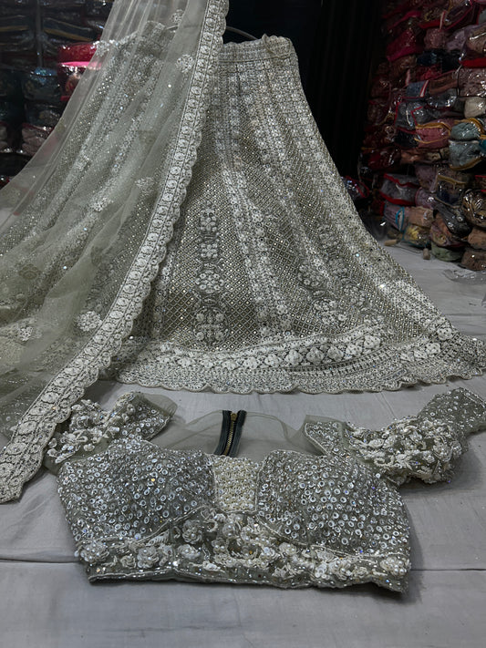 Preciosa lehenga de diseñador blanca