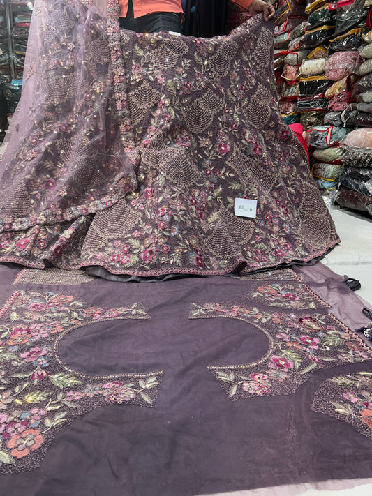 ¡Guau! ¡Qué magnífica Lehenga violeta púrpura!