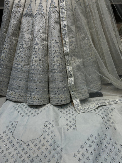 Fantástica lehenga de color blanco