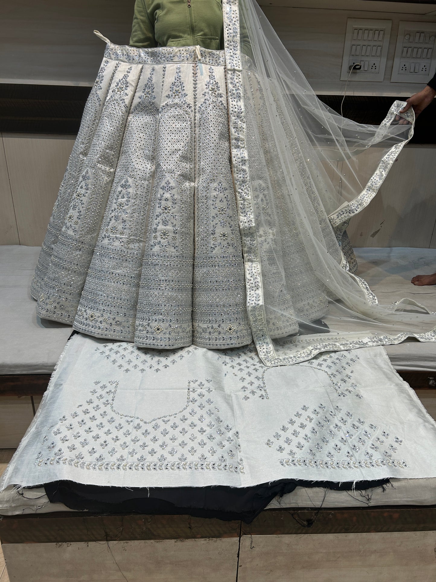 Fantástica lehenga de color blanco