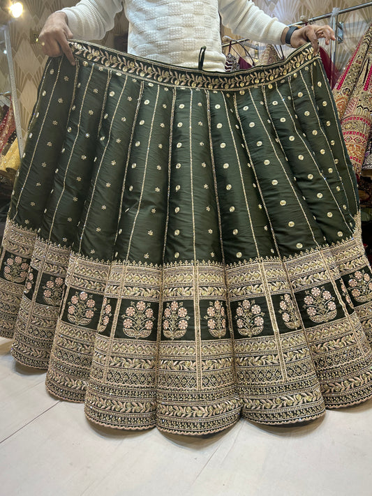 Fabuloso color verde Lehenga Mehendi verde