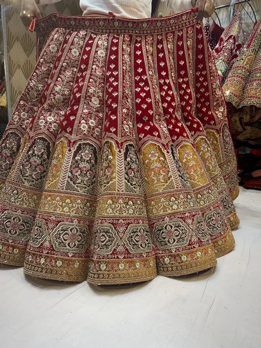 Lehenga nupcial dorada y roja de tendencia