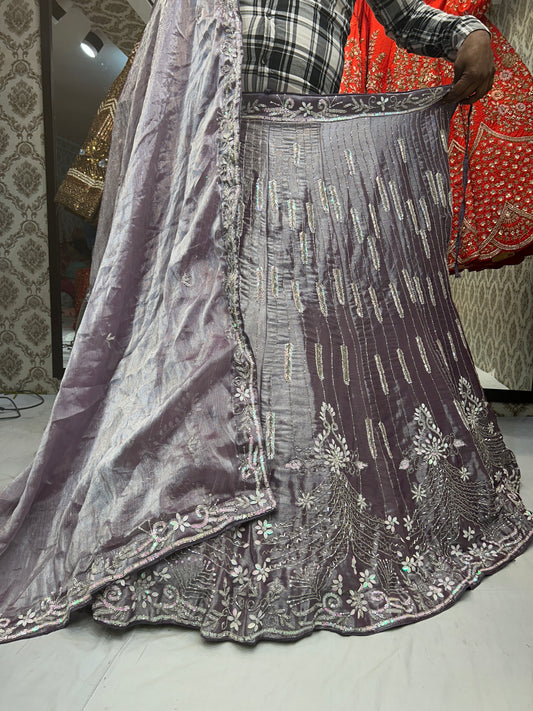 ¡Guau! ¡Magnífica lehenga de color morado y rosa cebolla!