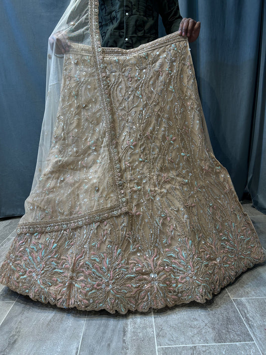 Hermoso lehenga en tono de piel de melocotón