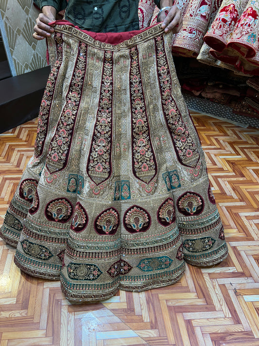 Lehenga majestuosa de color granate