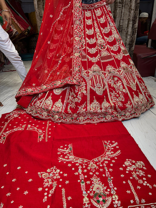 Lehenga roja de niña