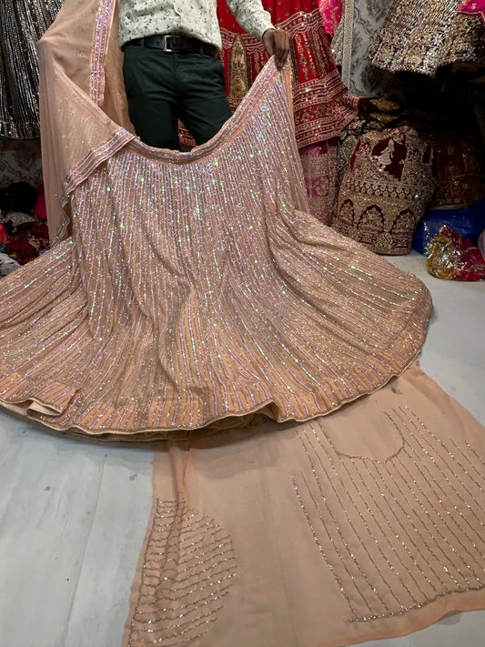 Lehenga de melocotón hecha a mano con secuencia