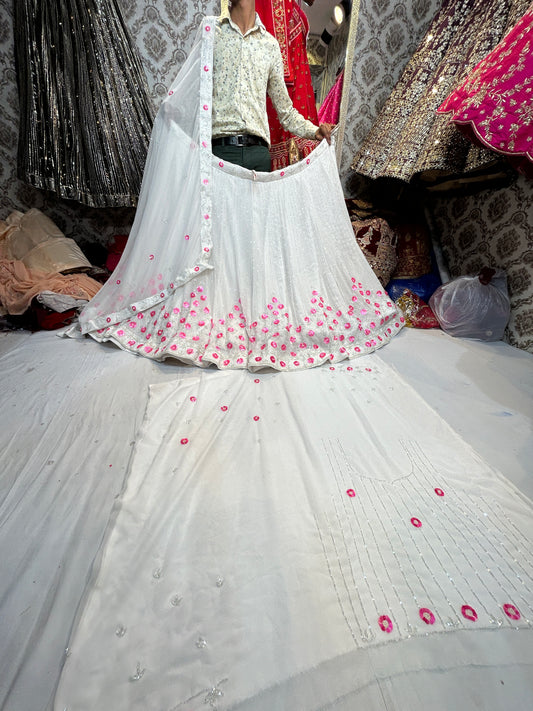 Lehenga con flores blancas