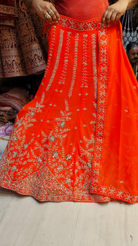 Lehenga con flores de color naranja