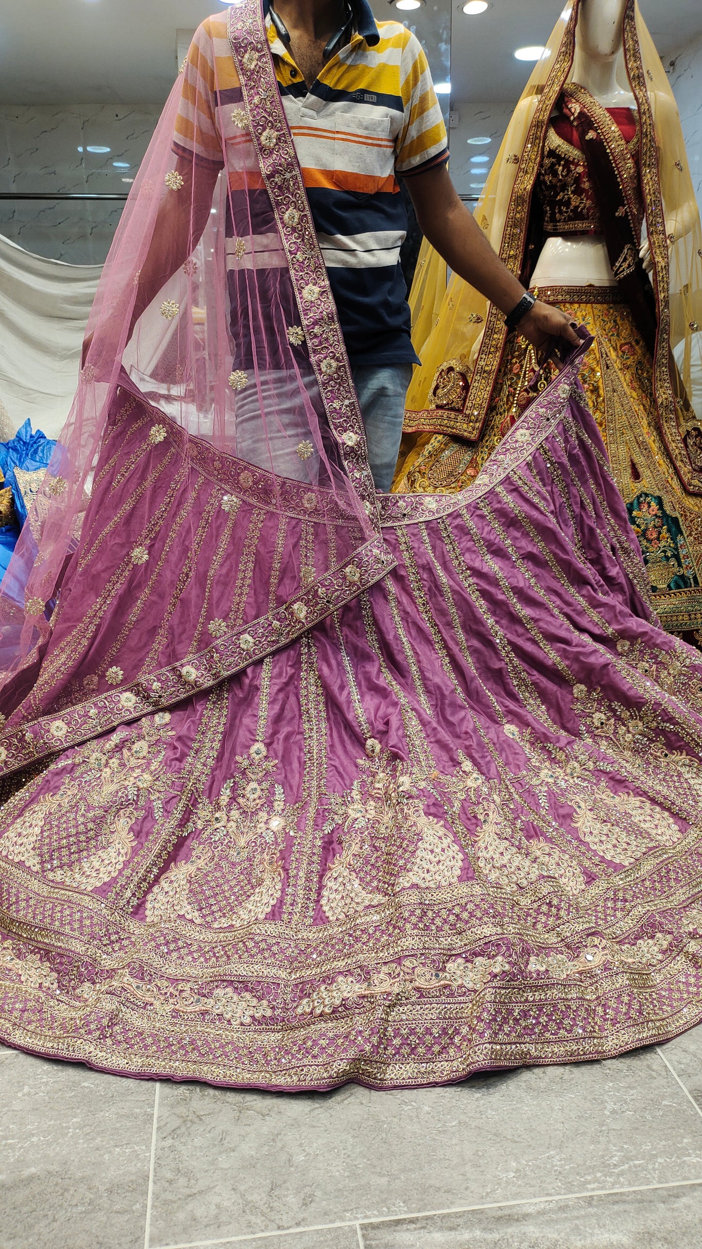 Lehenga de pavo real en tonos pastel