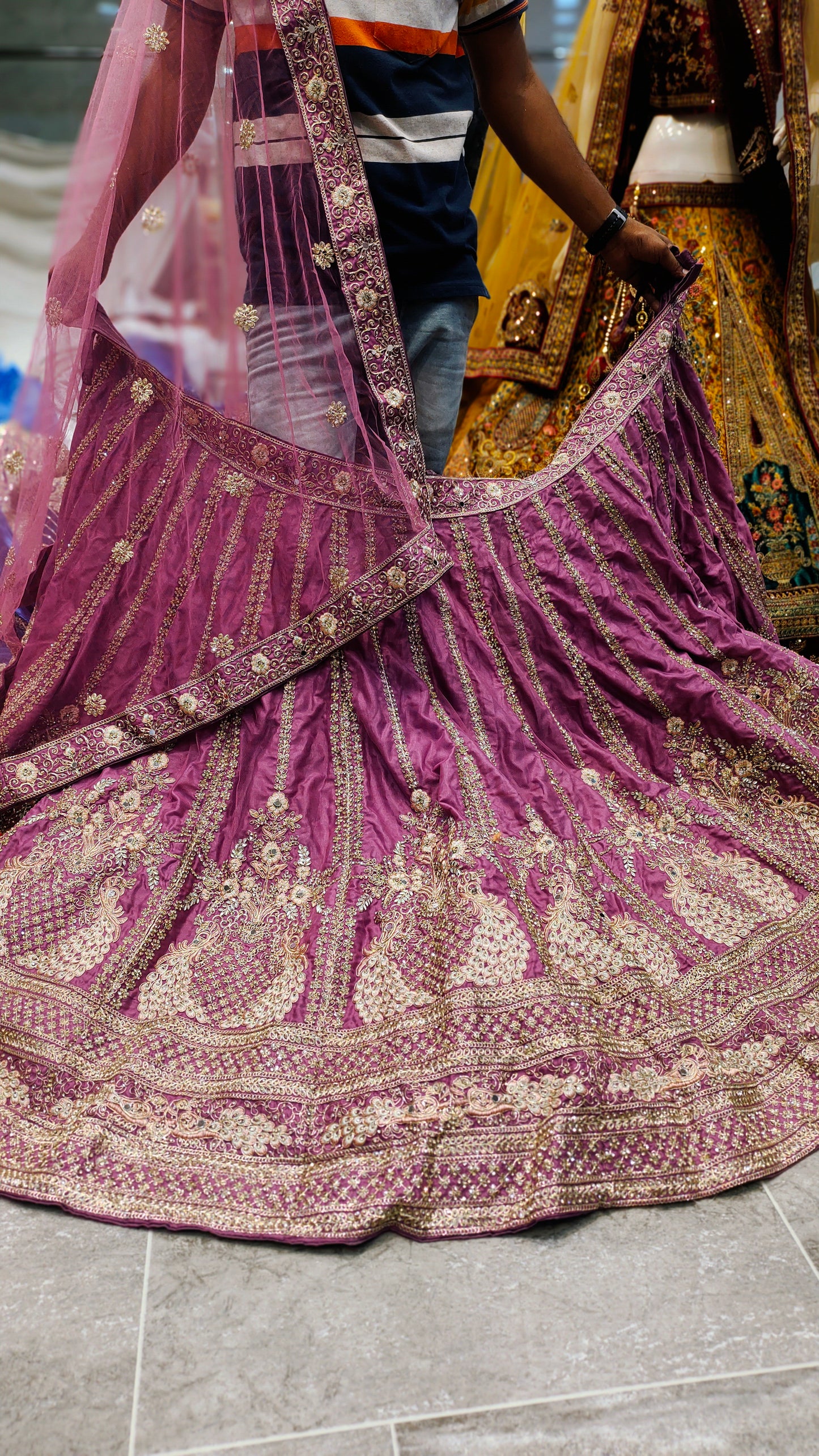 Lehenga de pavo real en tonos pastel