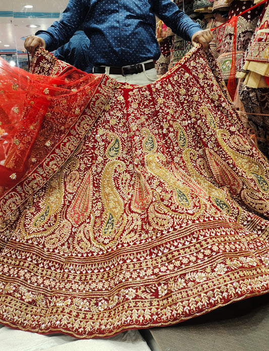 Lehenga nupcial roja pesada