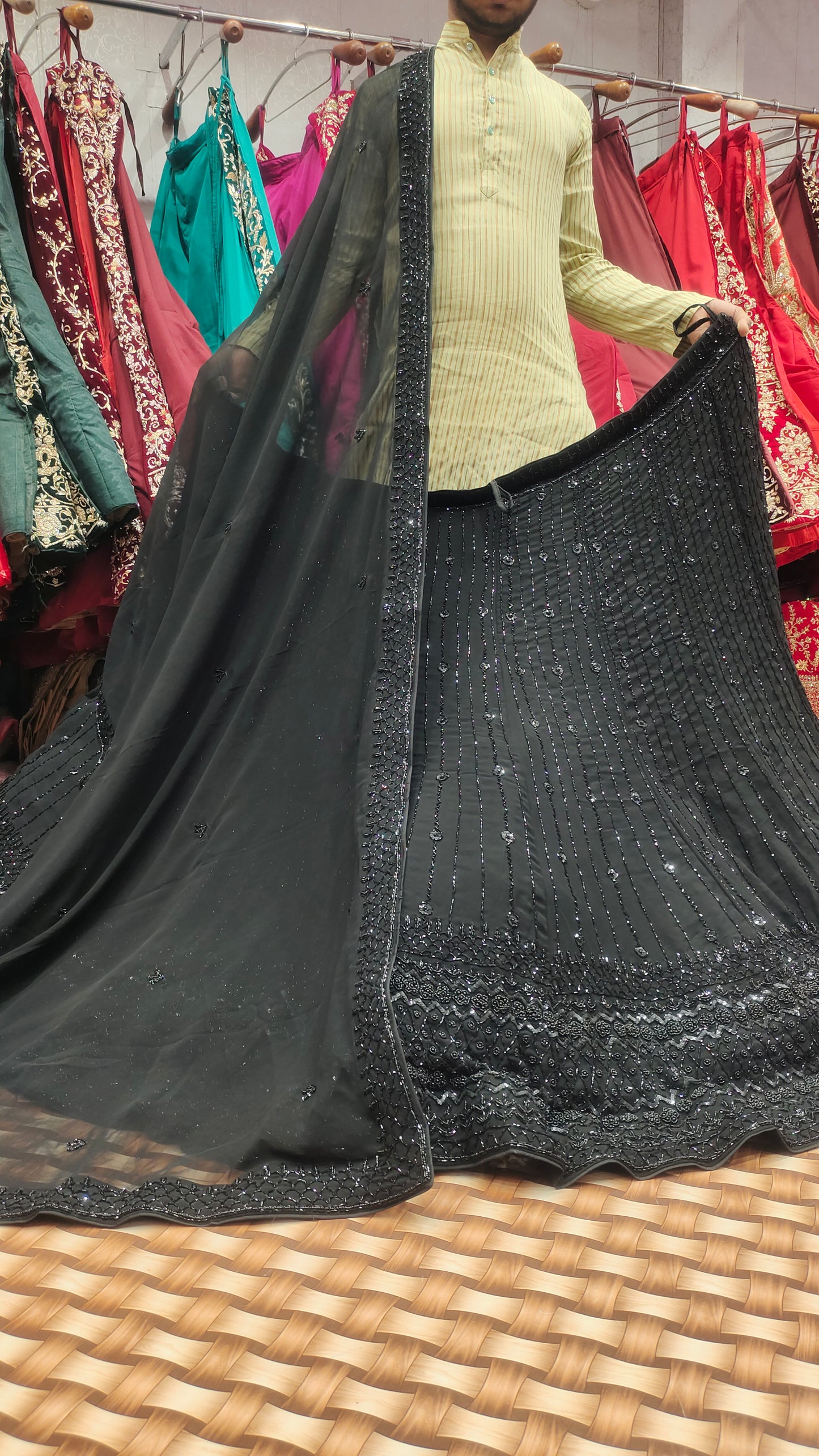 Lehenga de diseño de belleza en negro brillante