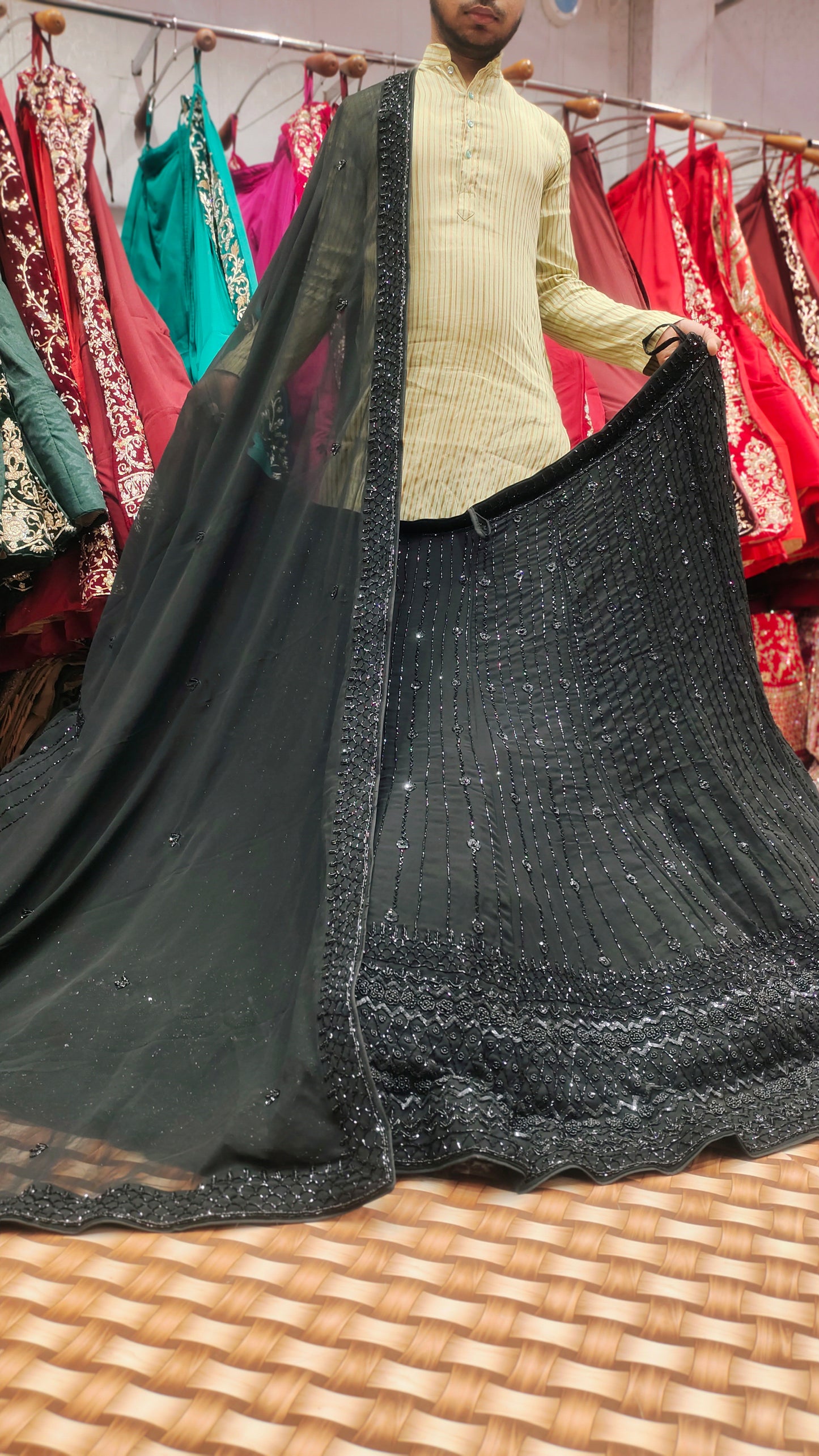 Lehenga de diseño de belleza en negro brillante