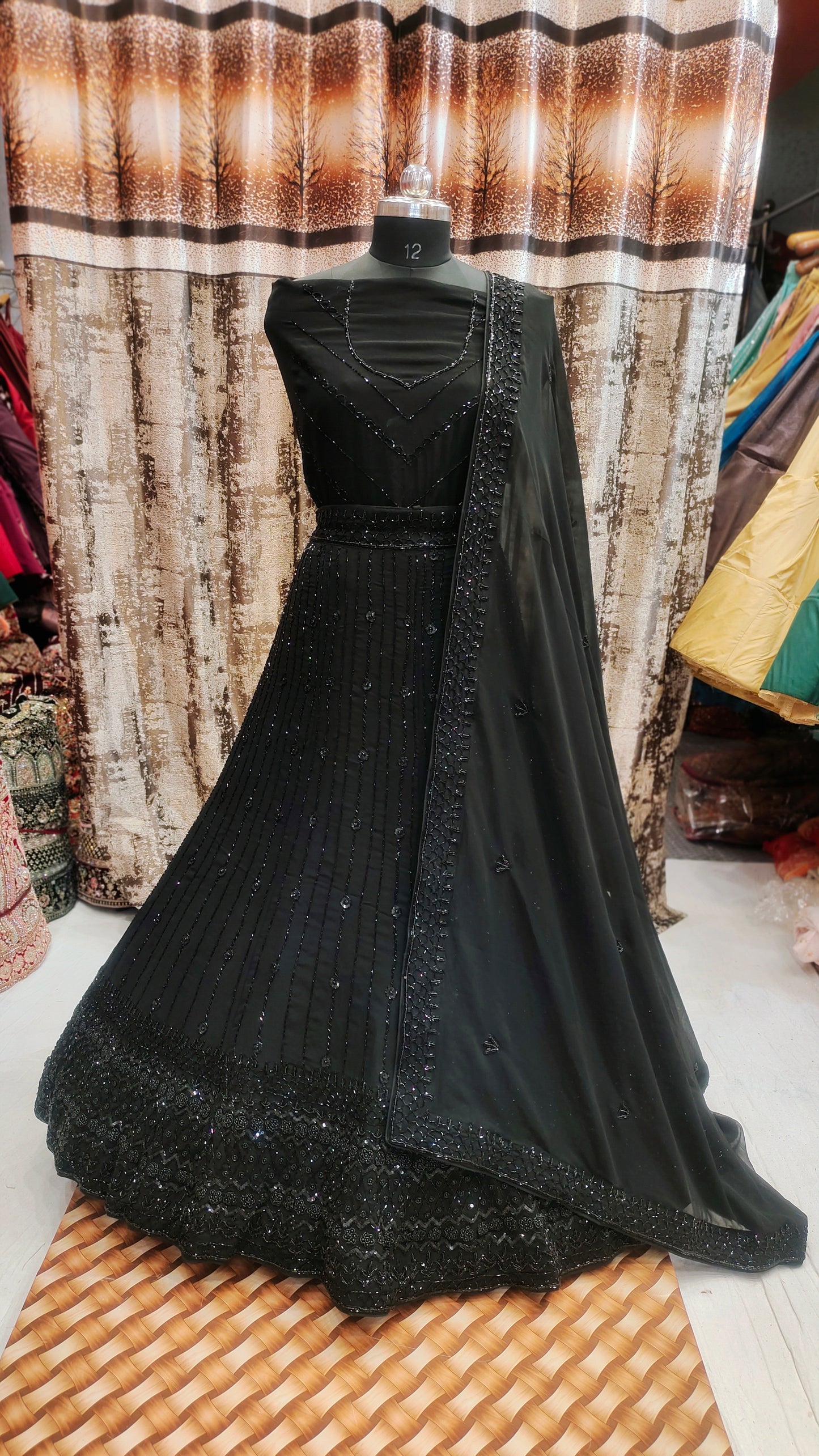 Lehenga de diseño de belleza en negro brillante