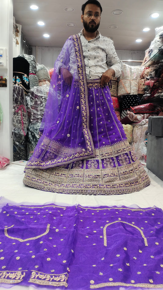 Increíble lehenga de diseñador en violeta y morado