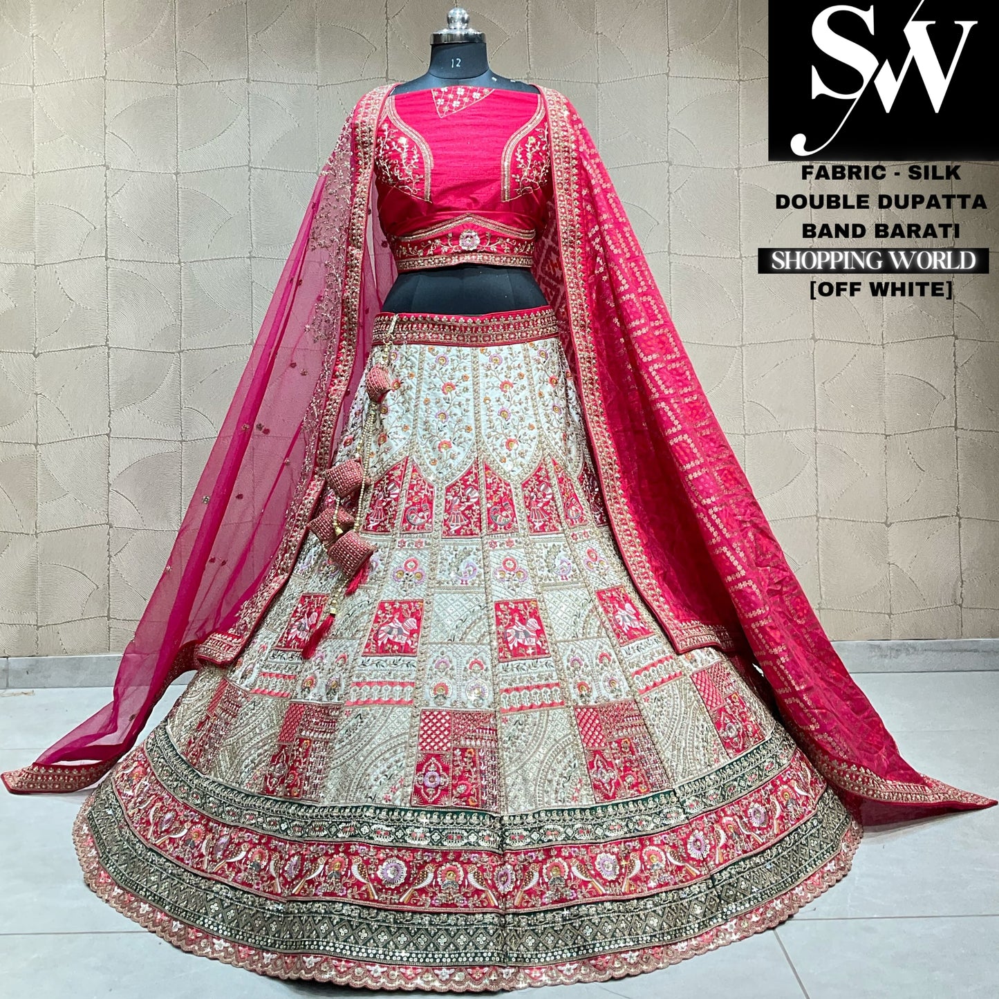 Fabulosa lehenga de color blanco roto