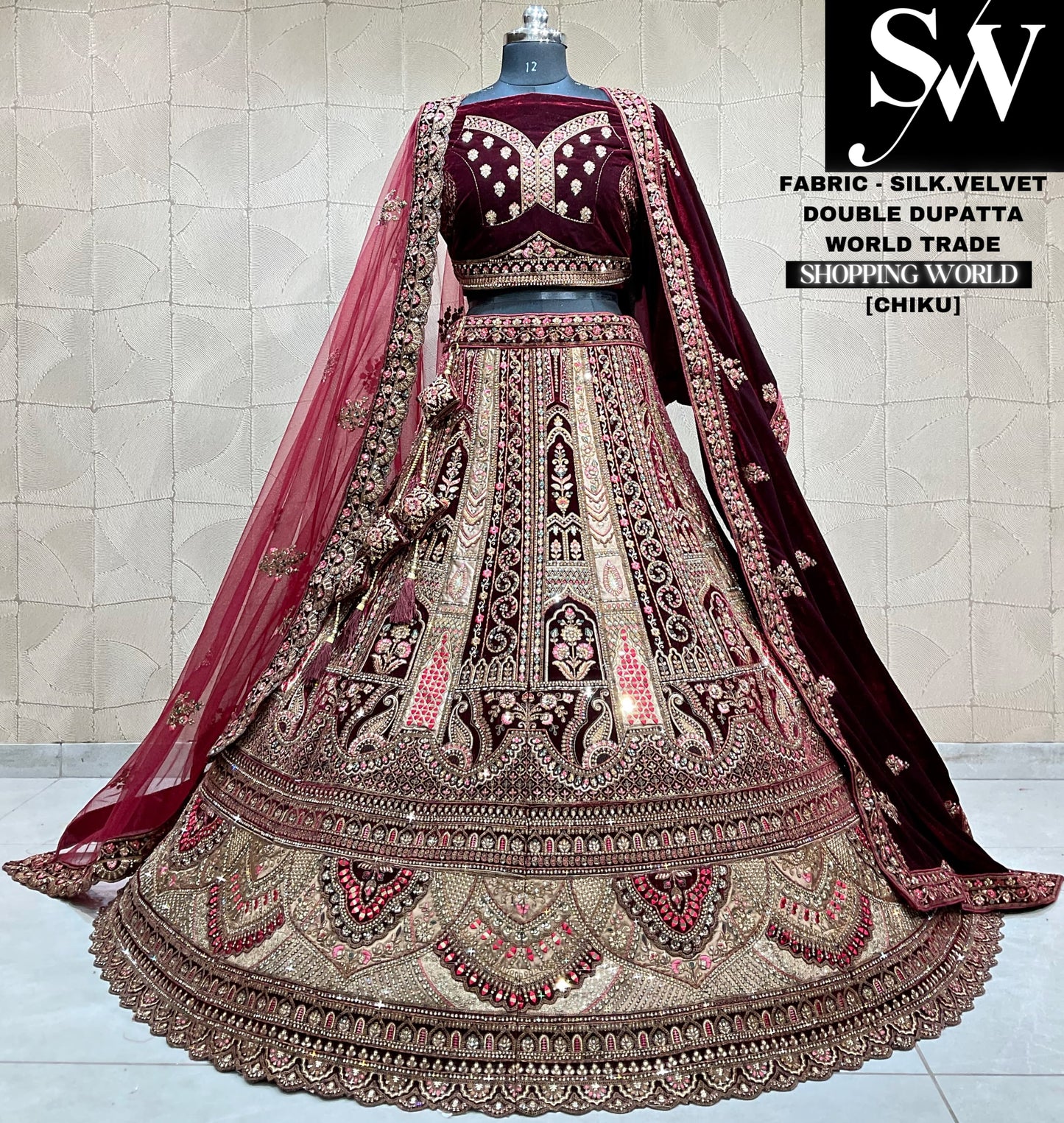 Impresionante lehenga color granate de Chiku