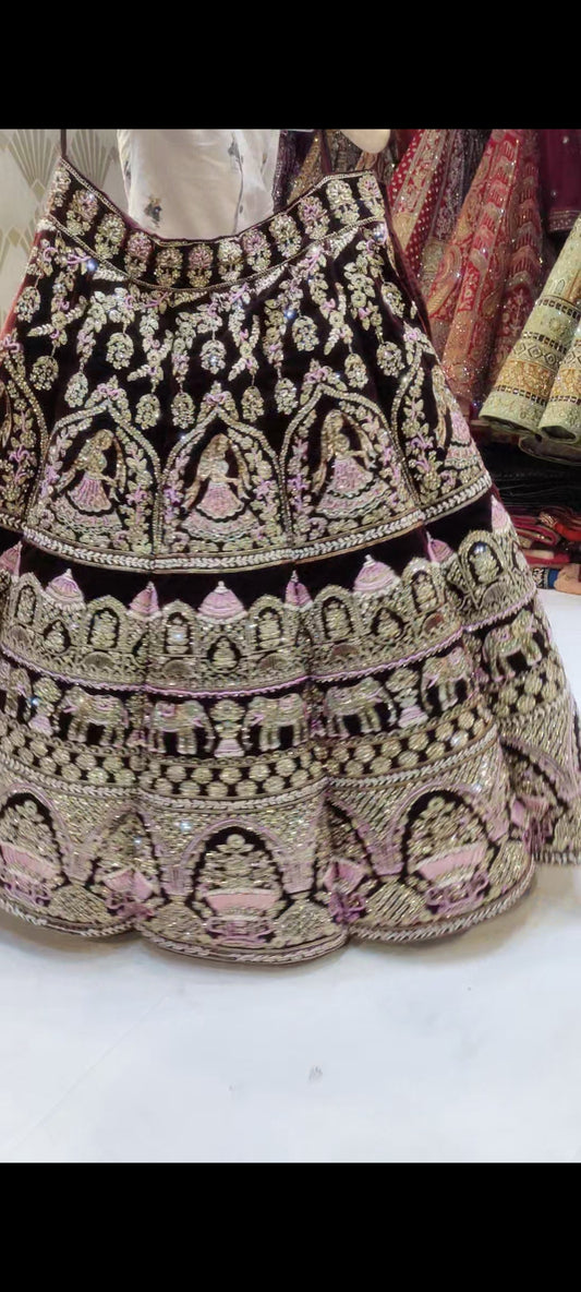 Lehenga de color granate hecha a mano