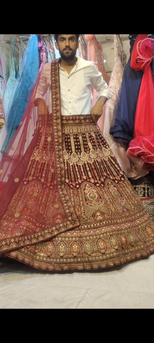 Lehenga nupcial color granate