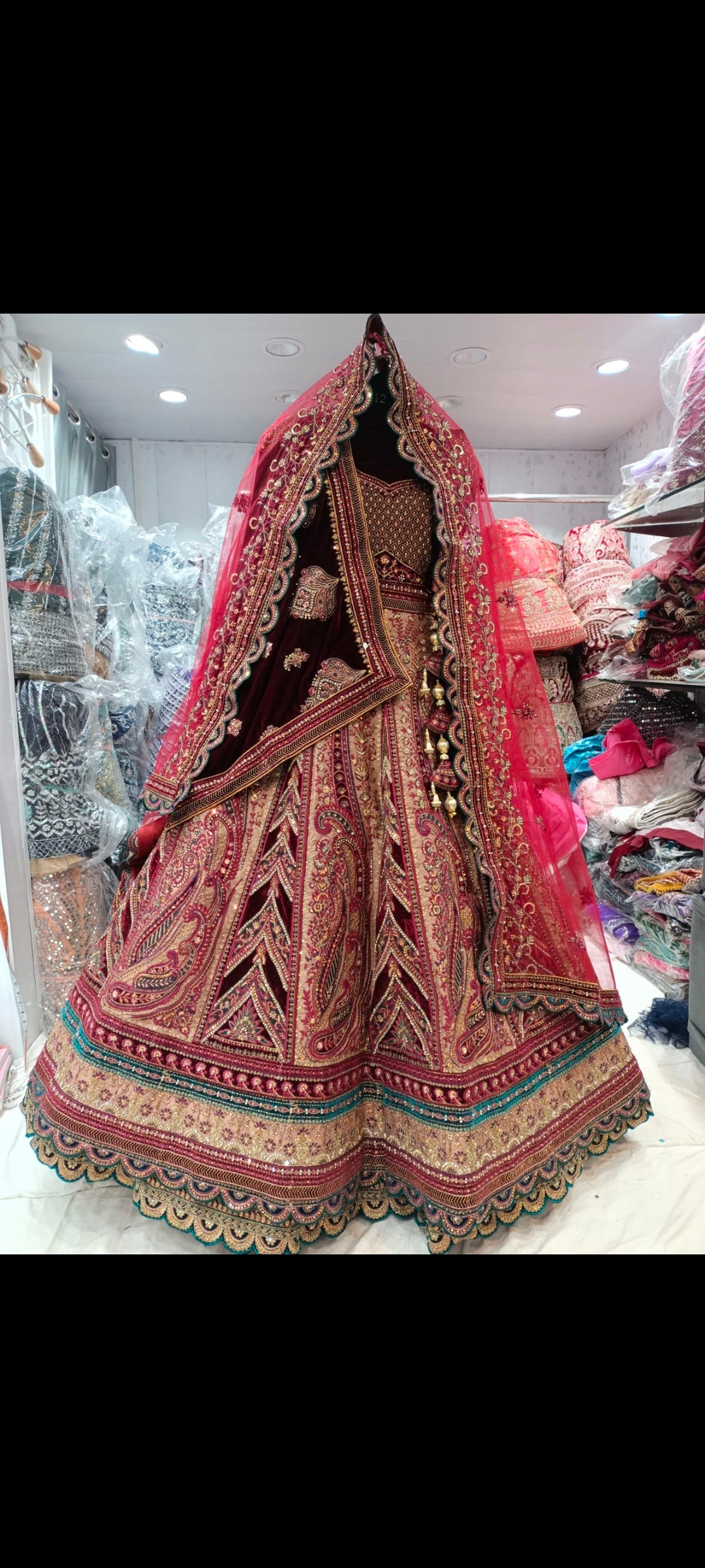 Lehenga nupcial para clientes satisfechos con Multi Kali