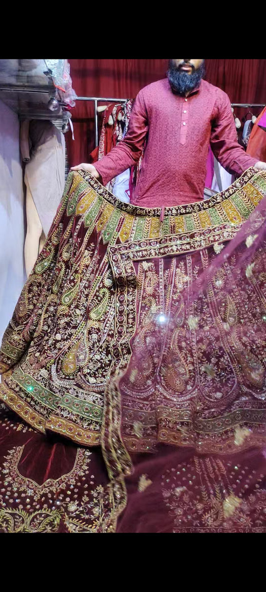 Lehenga de diseñador hecha a mano con mucho peso