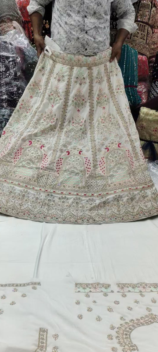 Lehenga blanca de diseñador con diseño de pavo real